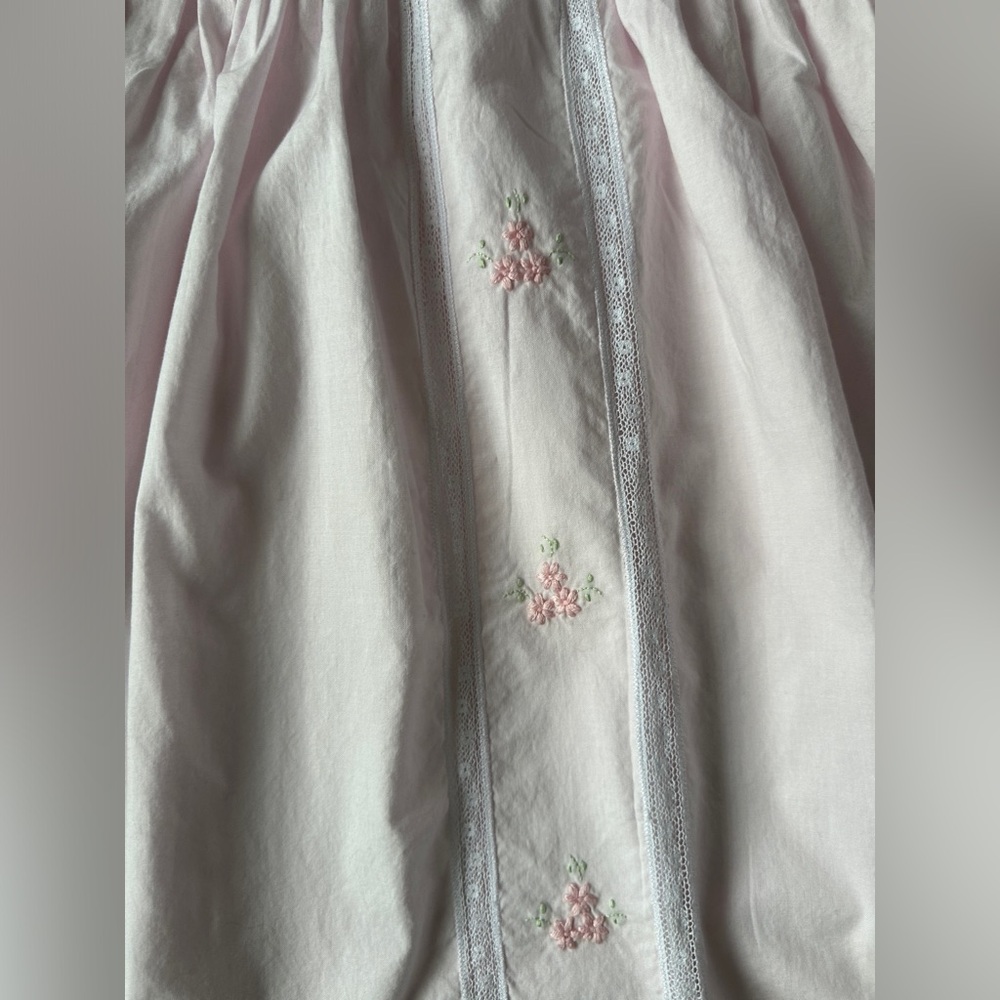 Auraluz girl’s dress pink with lace, collar and embroidered flowers | Size 24M. - Picture 4 of 13
